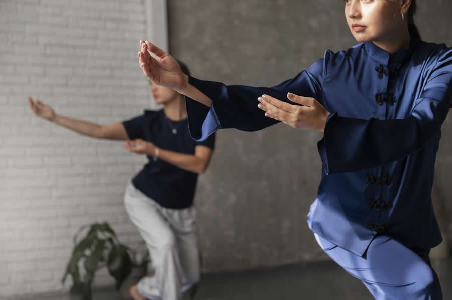 mujer practicando taichi